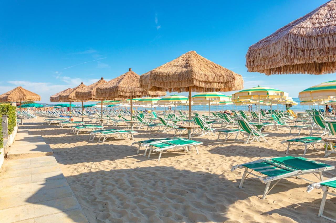 Case Vacanze Blue Bay Resort โรเซโต เดญา อาบรูซซี ภายนอก รูปภาพ